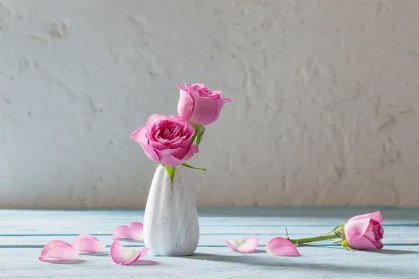 Roze rozen op houten tafel — Stockfoto