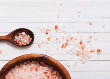 Himalaya tuz Beyaz ahşap zemin üzerinde