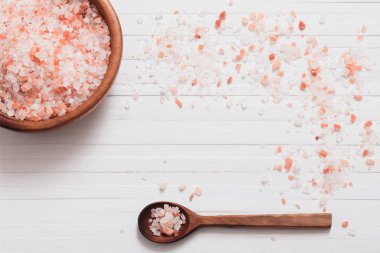 Himalaya tuz Beyaz ahşap zemin üzerinde