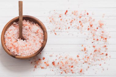 Himalaya tuz Beyaz ahşap zemin üzerinde