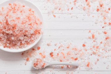 Himalaya tuz Beyaz ahşap zemin üzerinde