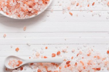 Himalaya tuz Beyaz ahşap zemin üzerinde