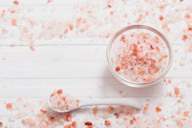 Himalaya tuz Beyaz ahşap zemin üzerinde