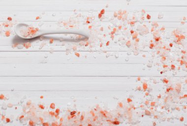 Himalaya tuz Beyaz ahşap zemin üzerinde