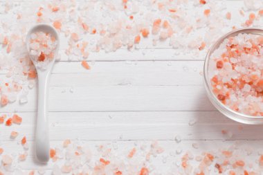 Himalaya tuz Beyaz ahşap zemin üzerinde