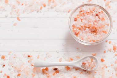 Himalaya tuz Beyaz ahşap zemin üzerinde