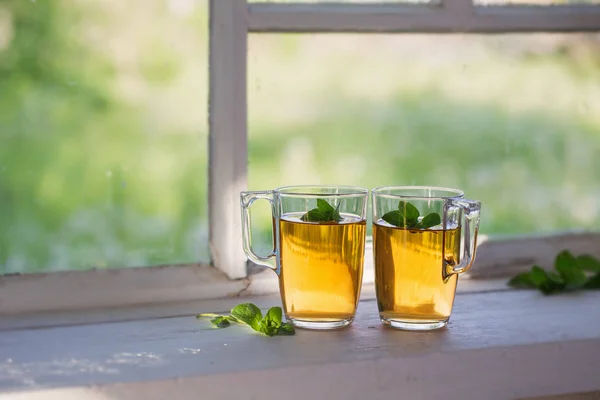 Herbata w szklanki na stary parapet — Zdjęcie stockowe
