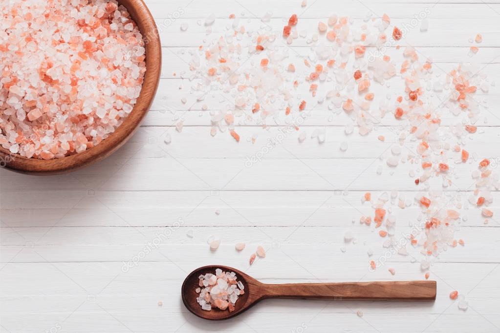 himalayan salt on white wooden background