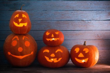 Ahşap arka planda Cadılar Bayramı Kabağı