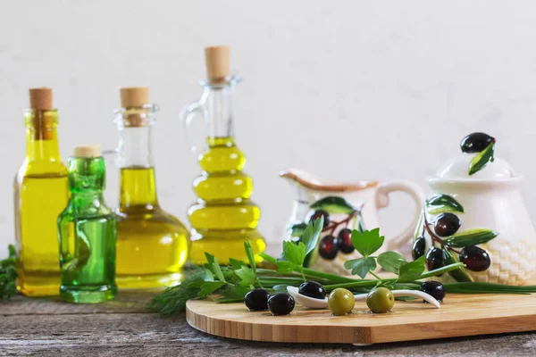 Оливкова олія на дерев'яному столі — стокове фото