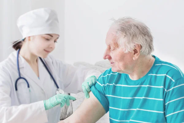 高齢者の接種 — ストック写真