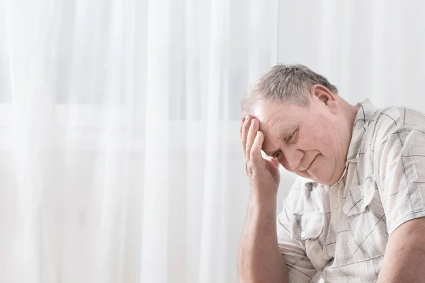 Oudere mannen binnen — Stockfoto