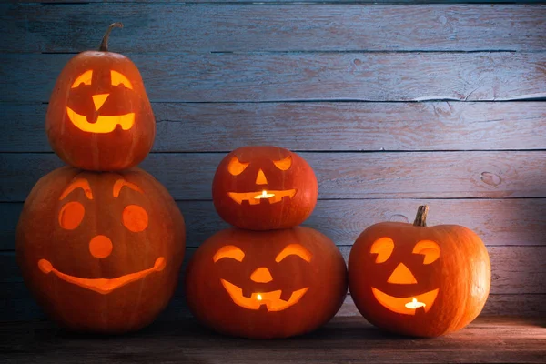 Halloween abóbora no fundo de madeira — Fotografia de Stock