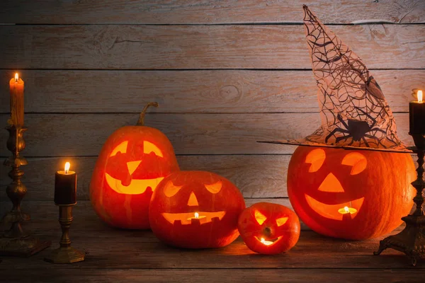 Halloween dýně na dřevěném pozadí — Stock fotografie