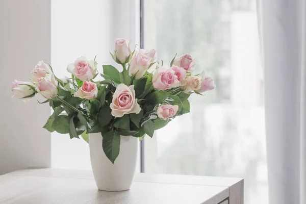 Rose rosa in vaso sulla finestra di sfondo — Foto Stock