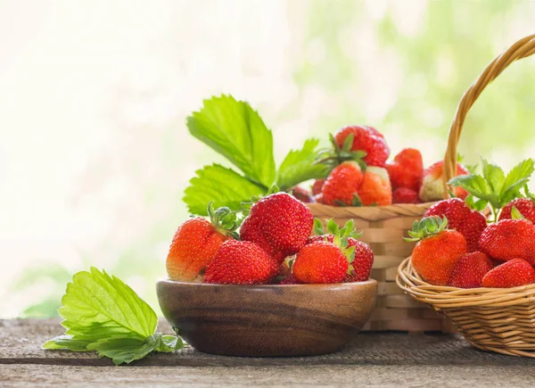 Fraises dans des paniers sur table en bois extérieur — Photo