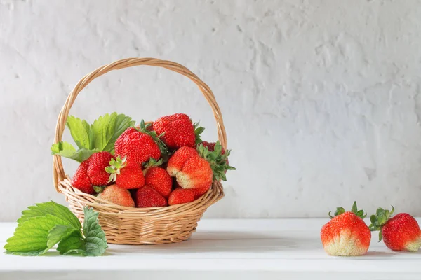 Erdbeeren im Korb auf weißem Hintergrund — Stockfoto