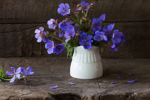Blauwe bloemen op oude houten achtergrond — Stockfoto