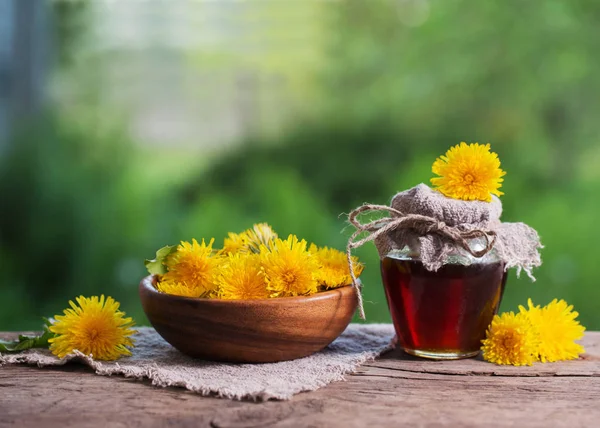 Dandelions ahşap bir masa üzerinde gelen reçel
