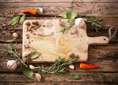 Ahşap bir arka planda otlar ve baharatlar