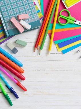 Ahşap arka planda okul kavramına geri dön