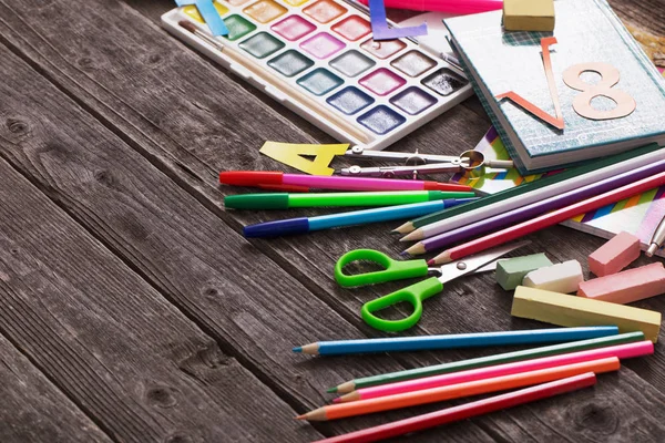 Volver al concepto escolar sobre fondo de madera — Foto de Stock