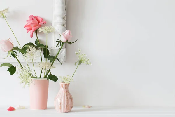 Rosor i en vas på en vit bakgrund — Stockfoto