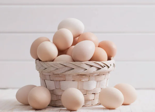 Eieren op witte houten achtergrond — Stockfoto