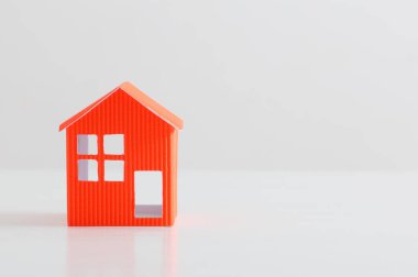 beyaz zemin üzerine kağıt evi