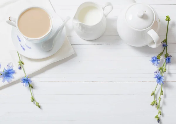 Trinken aus Chicorée in einer Tasse auf dem weißen Holztisch — Stockfoto