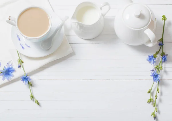 Beba de achicoria en una taza en la mesa de madera blanca —  Fotos de Stock