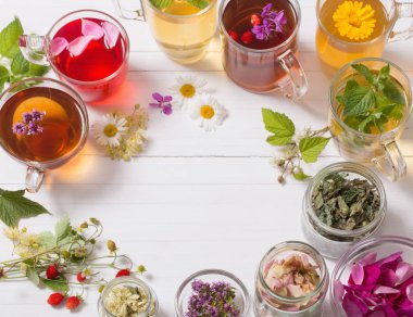 Beyaz bir arka plan üzerinde bardak bitkisel çay