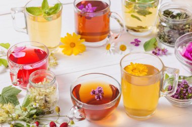 Beyaz bir arka plan üzerinde bardak bitkisel çay