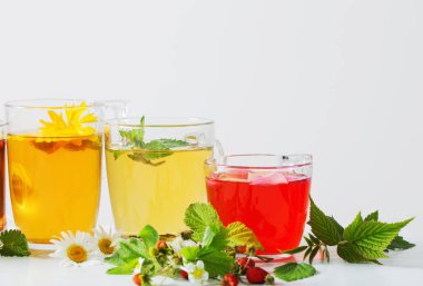 Beyaz bir arka plan üzerinde bardak bitkisel çay