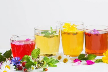 Beyaz bir arka plan üzerinde bardak bitkisel çay