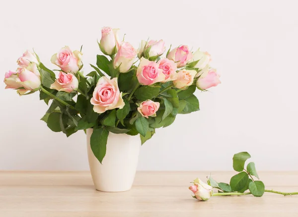 Розовые розы в вазе на белом фоне — стоковое фото