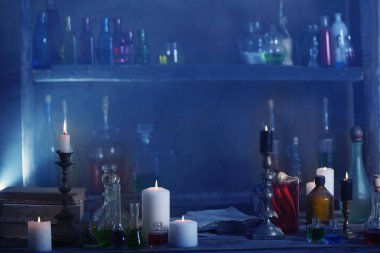 Sihirli iksir, eski kitaplar ve mumlar
