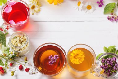 Beyaz bir arka plan üzerinde bardak bitkisel çay