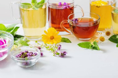 Beyaz bir arka plan üzerinde bardak bitkisel çay