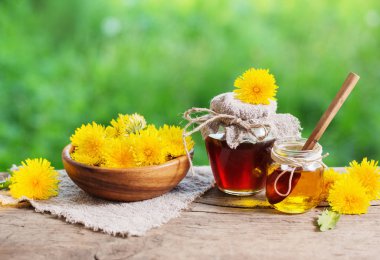 Dandelions ahşap bir masa üzerinde gelen reçel