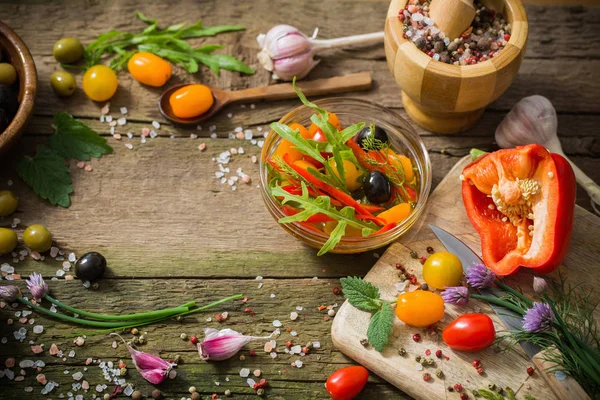 Légumes et olives sur fond vieux bois — Photo