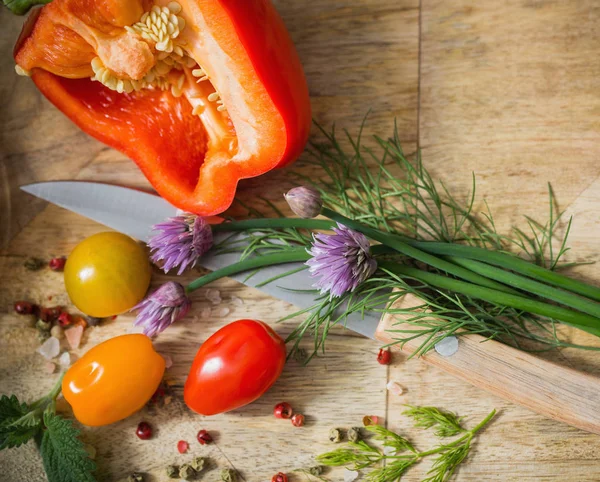Gemüse und Oliven auf altem Holzgrund — Stockfoto