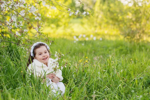 Beautiful little girl in spring garden — Stock Photo, Image