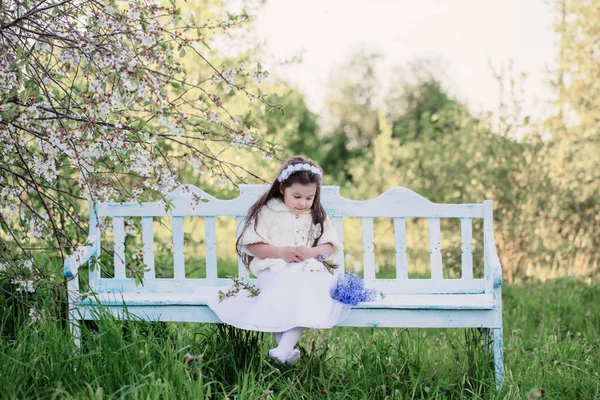 Bahar bahçe içinde güzel küçük kız — Stok fotoğraf