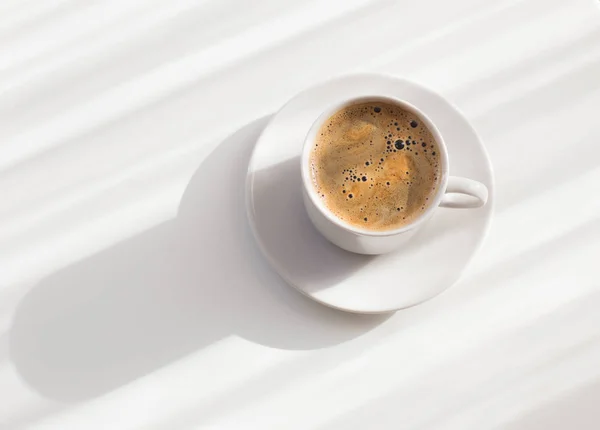 Dois xícara de café na mesa branca — Fotografia de Stock
