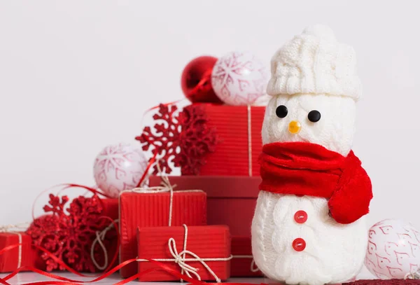 Bonecos de neve decoração com caixa de presente vermelho — Fotografia de Stock
