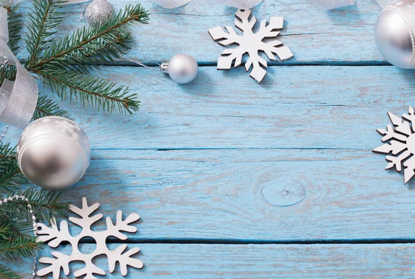 Decoración de Navidad sobre fondo de madera azul — Foto de Stock