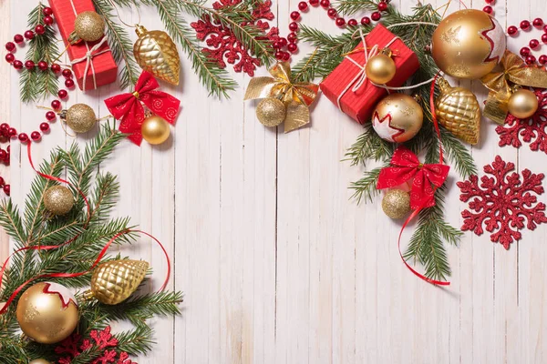 Kerstdecoratie op witte houten achtergrond — Stockfoto