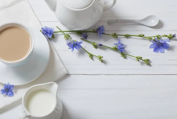 Trinken aus Chicorée in einer Tasse auf dem weißen Holztisch — Stockfoto