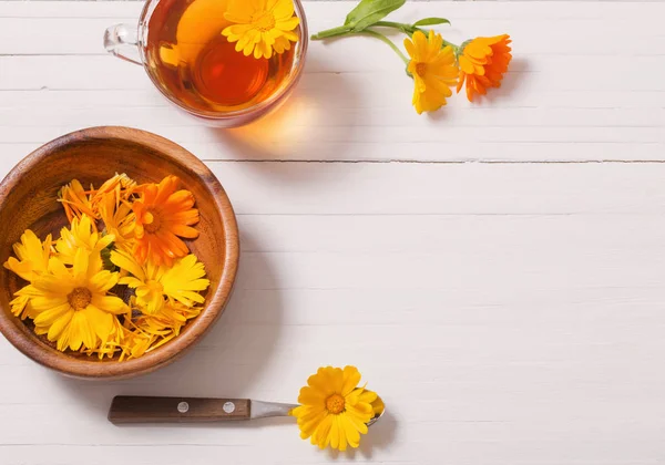 Beyaz ahşap masa Calendula (kadife çiçeği) bitkisel çay — Stok fotoğraf